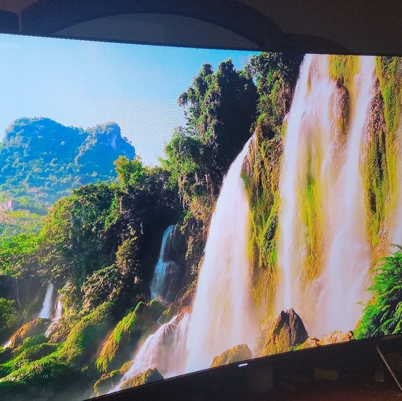 Samsung 65" quantum dot LED CURVED smart TV - Picture 5 of 13